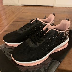 NWT 7.5 Women’s running sneakers